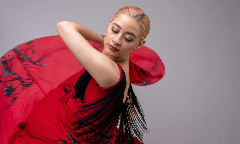 mujer bailando en un tablao flamenco